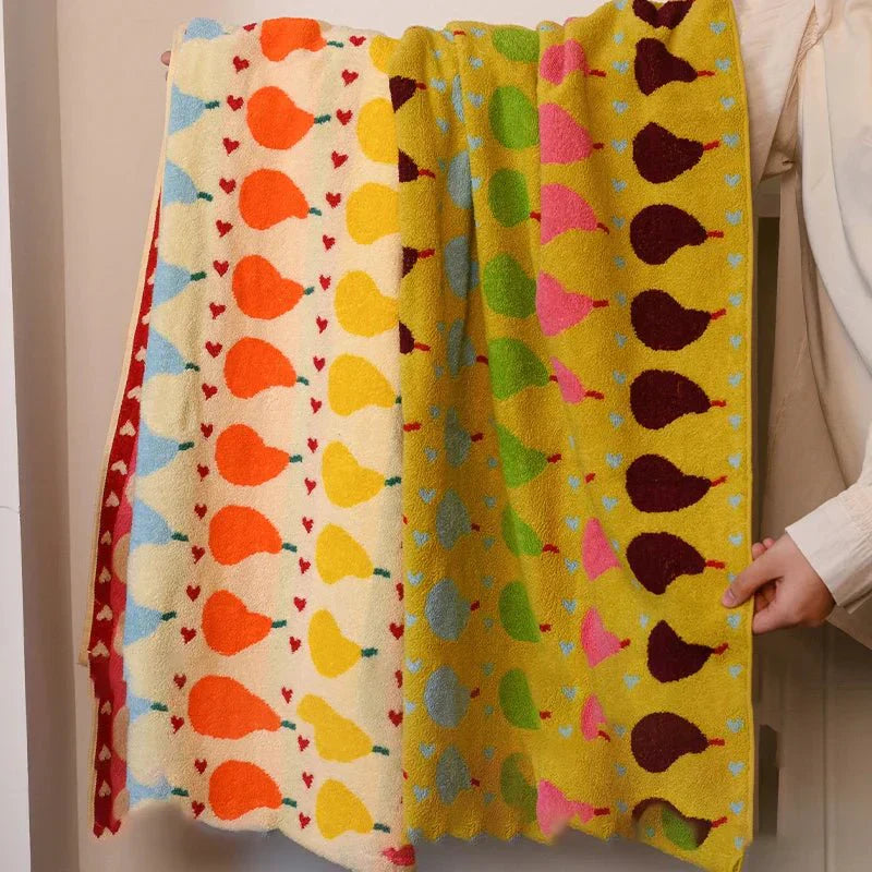 Avelena | Weiches Kinderhandtuch aus Baumwolle mit Birnen-Motiv