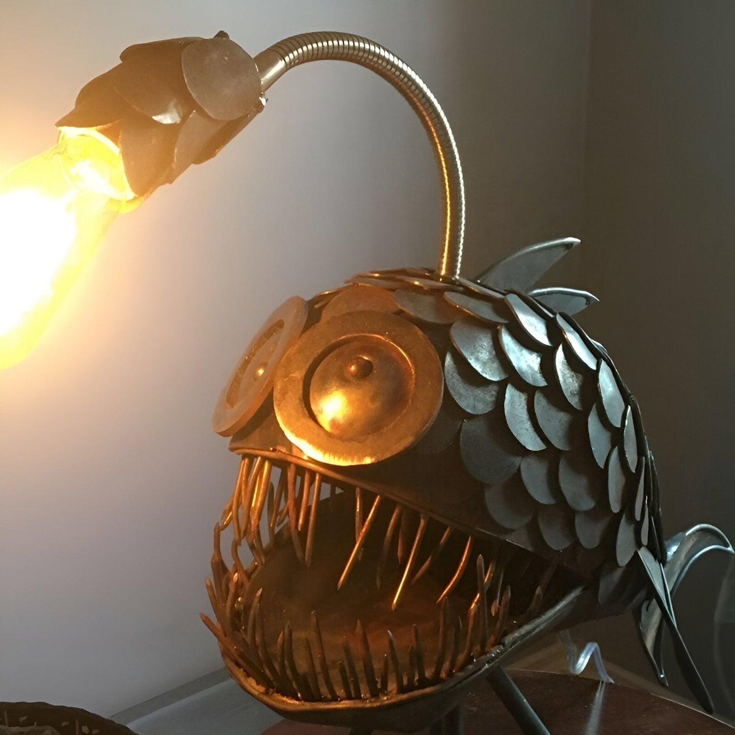 Avelena | Steampunk Anglerfish Lamp – Coole & Ungewöhnliche Stehlampe für Ihr Zuhause