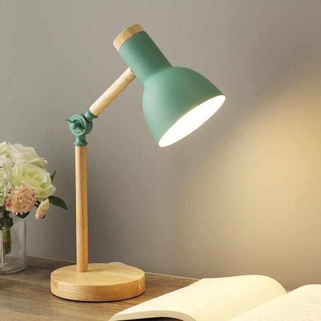 Avelena | LuminoShade – Moderne Schreibtischlampe aus Holz im skandinavischen Stil