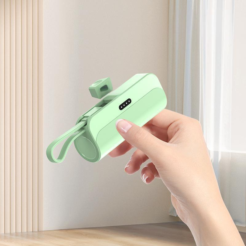 Avelena | Tragbare Powerbank mit hoher Kapazität und eingebauten Kabeln