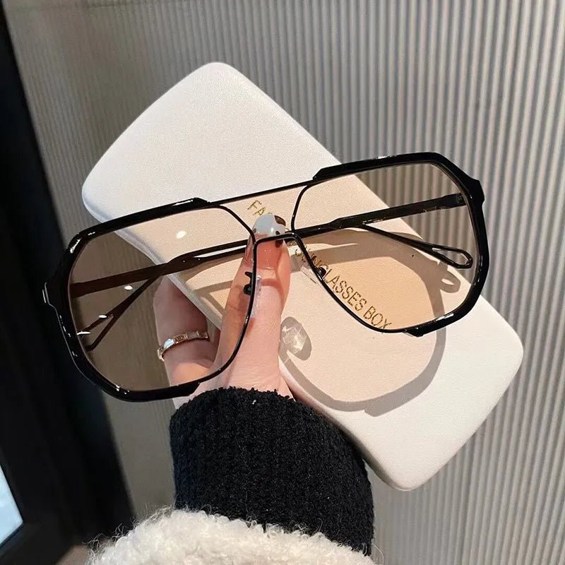 Avelena | VOGUEVIEW SHADES – Übergroße quadratische Sonnenbrille mit UV400 & photochromatischen Linsen