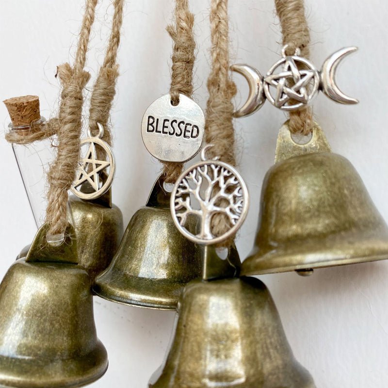 Avelena | WitchBubble – Handgefertigtes Schutzamulett mit Glocken & magischen Charms für spirituelle Harmonie