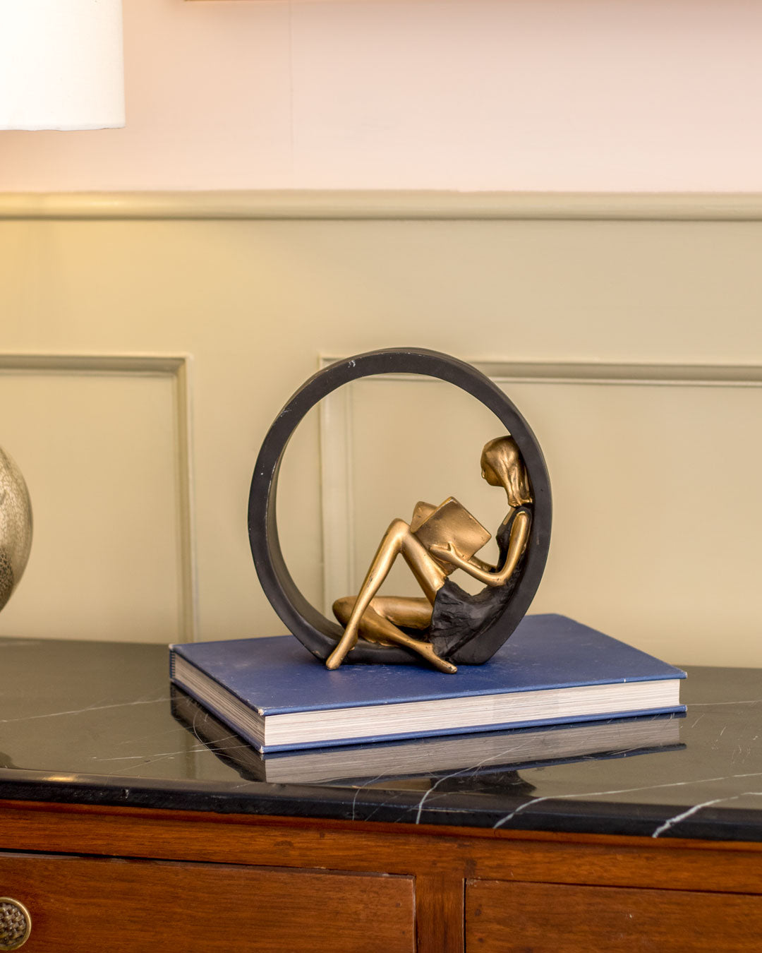 Avelena | Lesendes Mädchen Statue