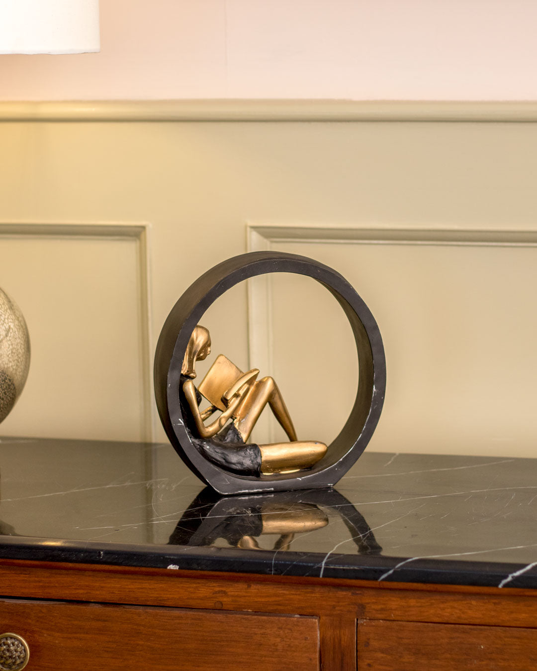 Avelena | Lesendes Mädchen Statue