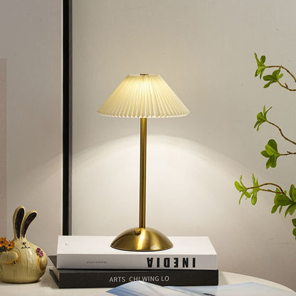 Avelena | Zeitgenössische skandinavische wiederaufladbare Eisenstoff konische plissierte LED-Tischlampe für Nachttisch