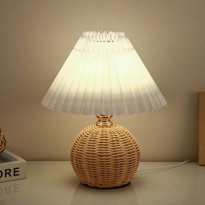 Avelena | RattaLume Nordic LED Tischlampe | Geflochtenes Rattan & Faltstoffschirm | Stimmungslicht | Deko fürs Schlafzimmer