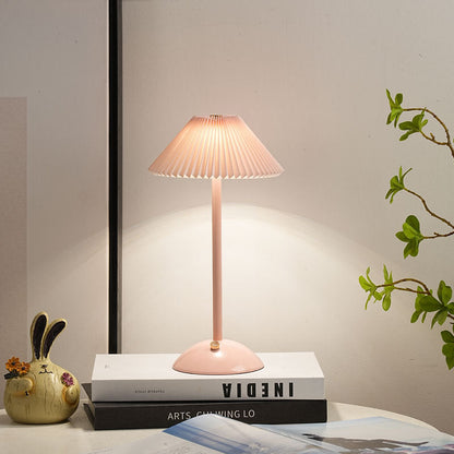 Avelena | Zeitgenössische skandinavische wiederaufladbare Eisenstoff konische plissierte LED-Tischlampe für Nachttisch