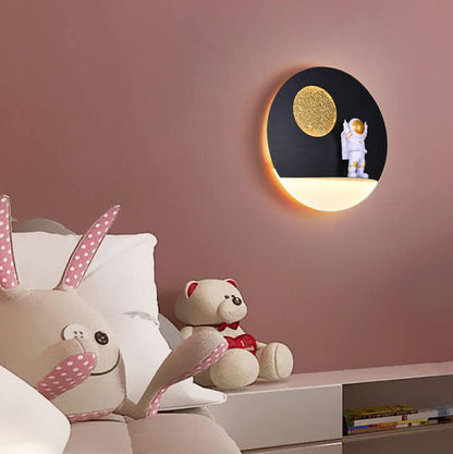 Avelena | Zeitgenössische kreative Eisenharz runde Astronaut LED Wandleuchte Lampe für Schlafzimmer