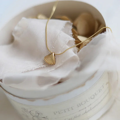 Avelena | Gold Saint James Shell Flower Necklace Lilac