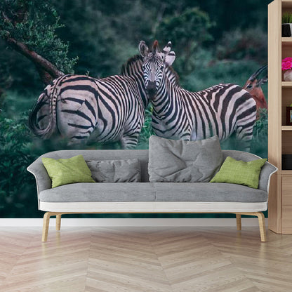 Avelena | Vollmodernes Wandmural-Wandtattoo In Grün Doppelte Zebras Wandbekleidung, Personalisierte Größe Verfügbar