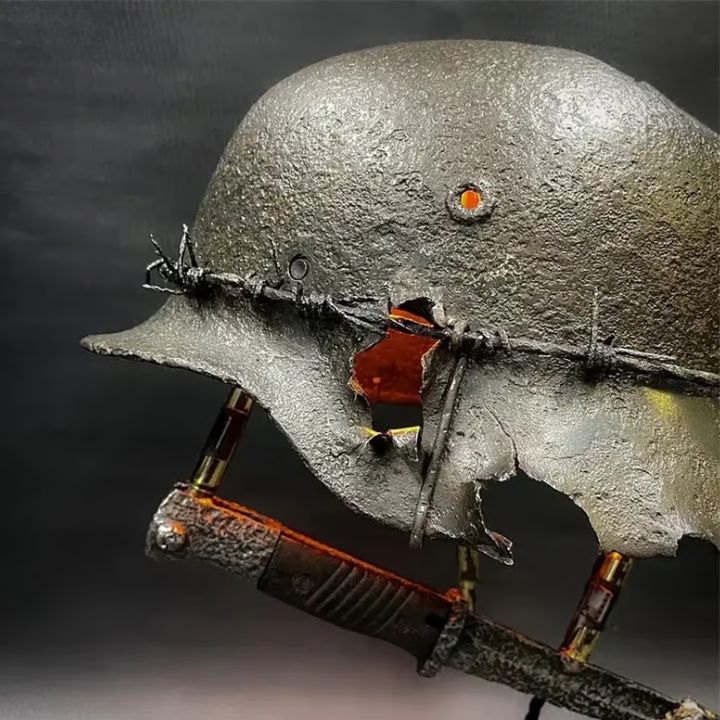 Avelena | AntiqueLume | Vintage Stahlhelm Tischlampe – Zeitlose historische Wohnkultur