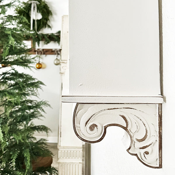 Avelena | Überdimensionalisierte Ornate Französische Hütte Curio Wandschrank