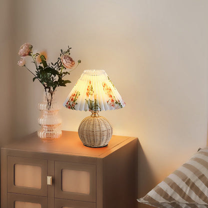 Avelena | RattaLume Nordic LED Tischlampe | Geflochtenes Rattan & Faltstoffschirm | Stimmungslicht | Deko fürs Schlafzimmer