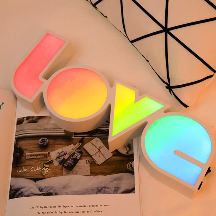 Avelena | Moderne Art Deco wasserdichte PS LOVE Buchstaben LED Tischlampe für das Schlafzimmer