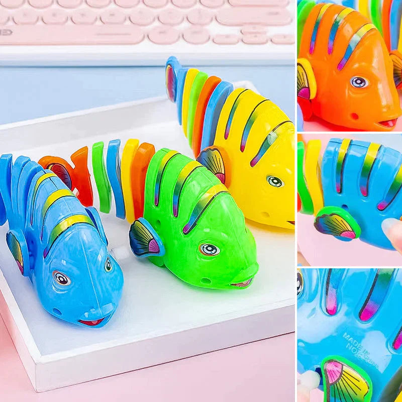 Avelena | Kugel und schwingende Cartoon-Fischspielzeuge (Zufällige Farbe)