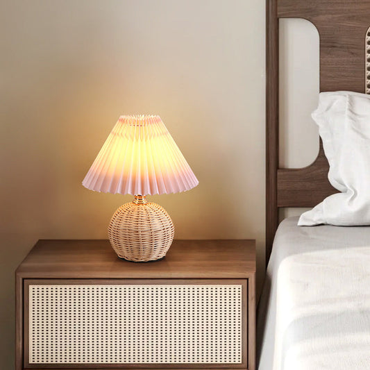Avelena | RattaLume Nordic LED Tischlampe | Geflochtenes Rattan & Faltstoffschirm | Stimmungslicht | Deko fürs Schlafzimmer