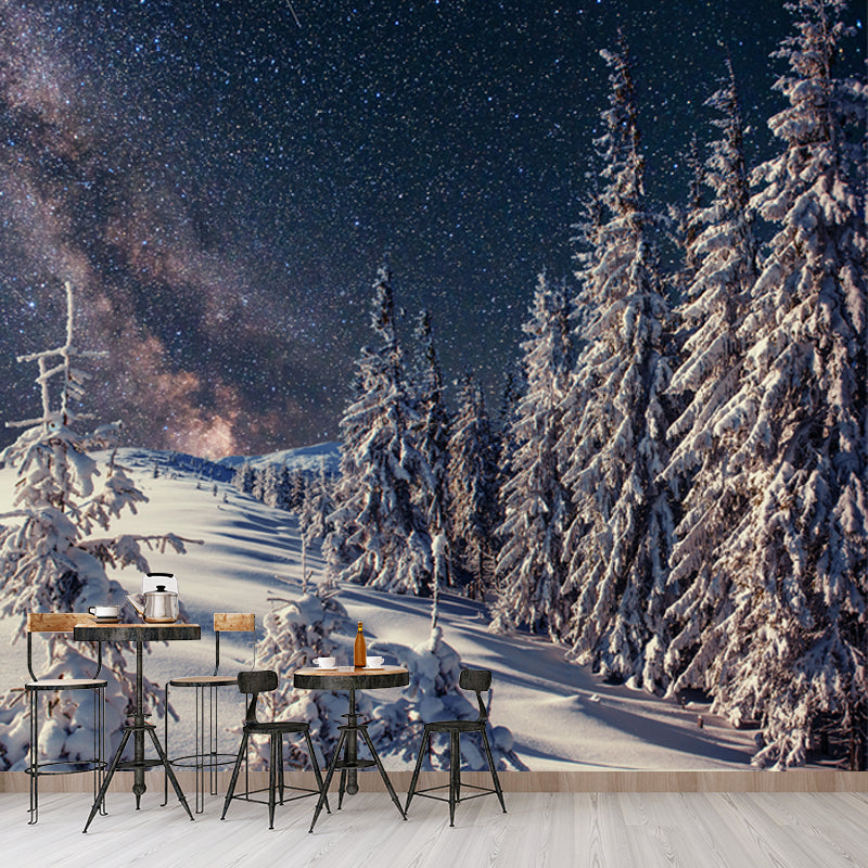 Avelena | Nordic Milchstraße Tapete Wandbild Grau Schneebedeckte Zypressen Landschaft Wanddeko für Zuhause