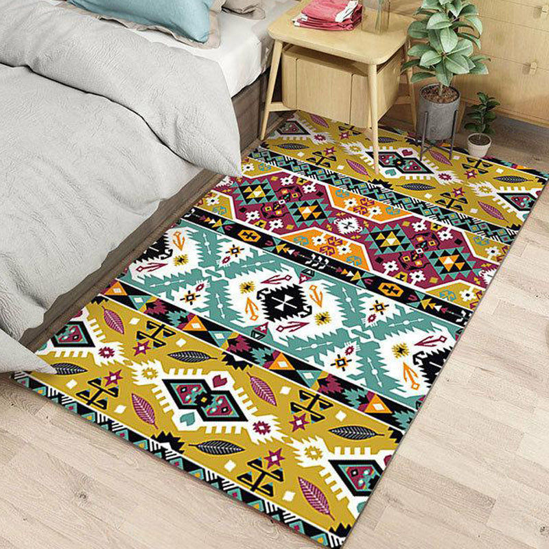 Avelena | Gestreifter geometrischer indischer Tribal-Teppich mit botanischen Motiven und Schleifen, polyesterbeschichteter, fleckenresistenter Teppich in Gelb und Grün