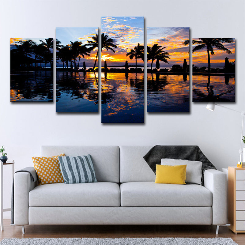Avelena | Tropix Sunset Glow Wandkunst Druck in Orange Palmen und Swimmingpool Leinwand für Raum