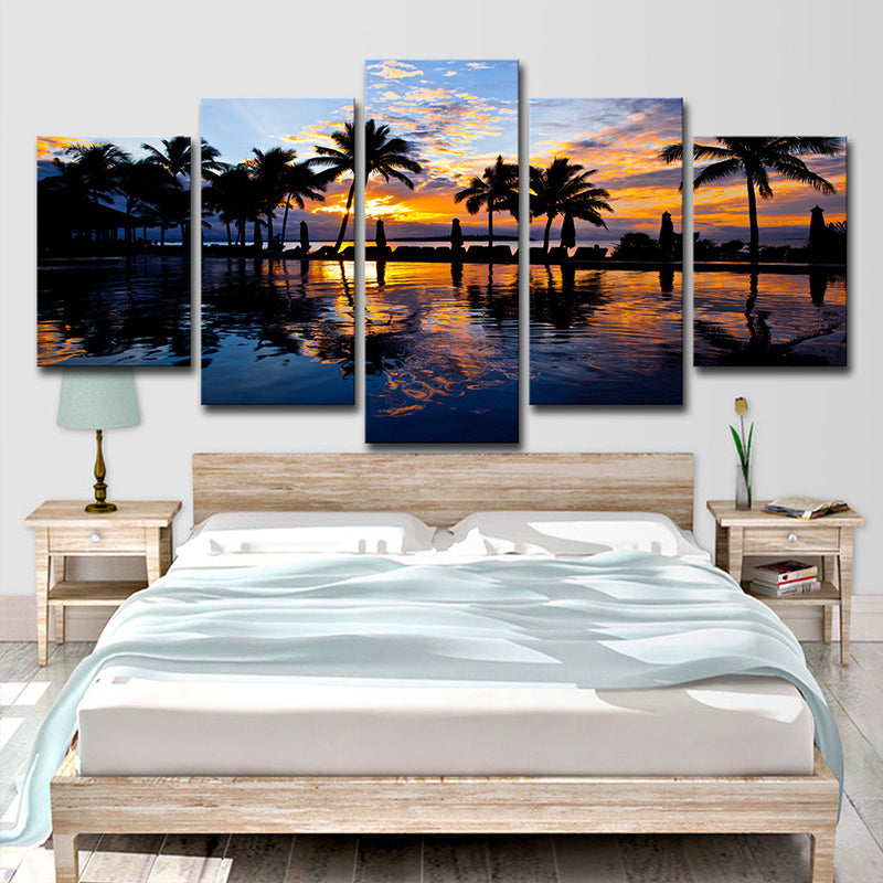 Avelena | Tropix Sunset Glow Wandkunst Druck in Orange Palmen und Swimmingpool Leinwand für Raum