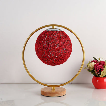 Avelena | Beige/Rot Sphere Schreibtischlampe Minimalismus Einfacher Kopf Stoff Nachttischbeleuchtung mit Rundem Rahmen Design