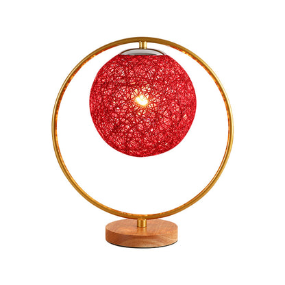 Avelena | Beige/Rot Sphere Schreibtischlampe Minimalismus Einfacher Kopf Stoff Nachttischbeleuchtung mit Rundem Rahmen Design