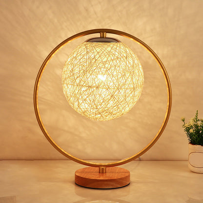 Avelena | Beige/Rot Sphere Schreibtischlampe Minimalismus Einfacher Kopf Stoff Nachttischbeleuchtung mit Rundem Rahmen Design