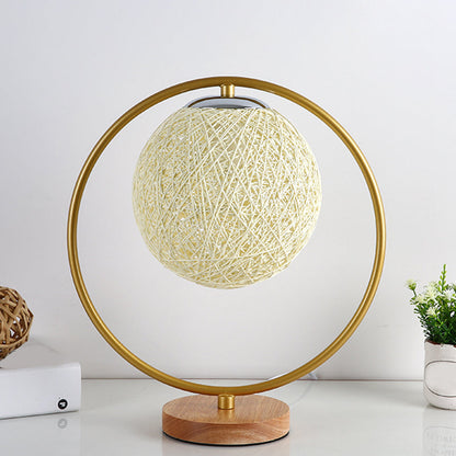 Avelena | Beige/Rot Sphere Schreibtischlampe Minimalismus Einfacher Kopf Stoff Nachttischbeleuchtung mit Rundem Rahmen Design
