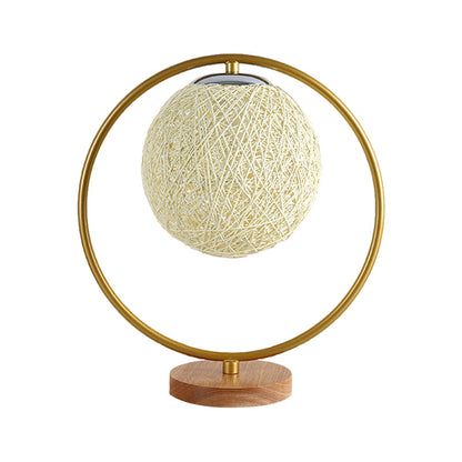 Avelena | Beige/Rot Sphere Schreibtischlampe Minimalismus Einfacher Kopf Stoff Nachttischbeleuchtung mit Rundem Rahmen Design