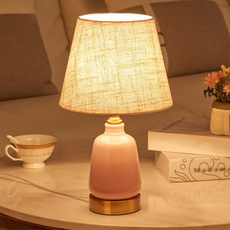 Avelena | 1 Kopf Schlafzimmer Nachttischlampe Einfacher Stil Rosa Schreibtischlampe mit Kegelförmigem Faltenstoff/Stoffschirm