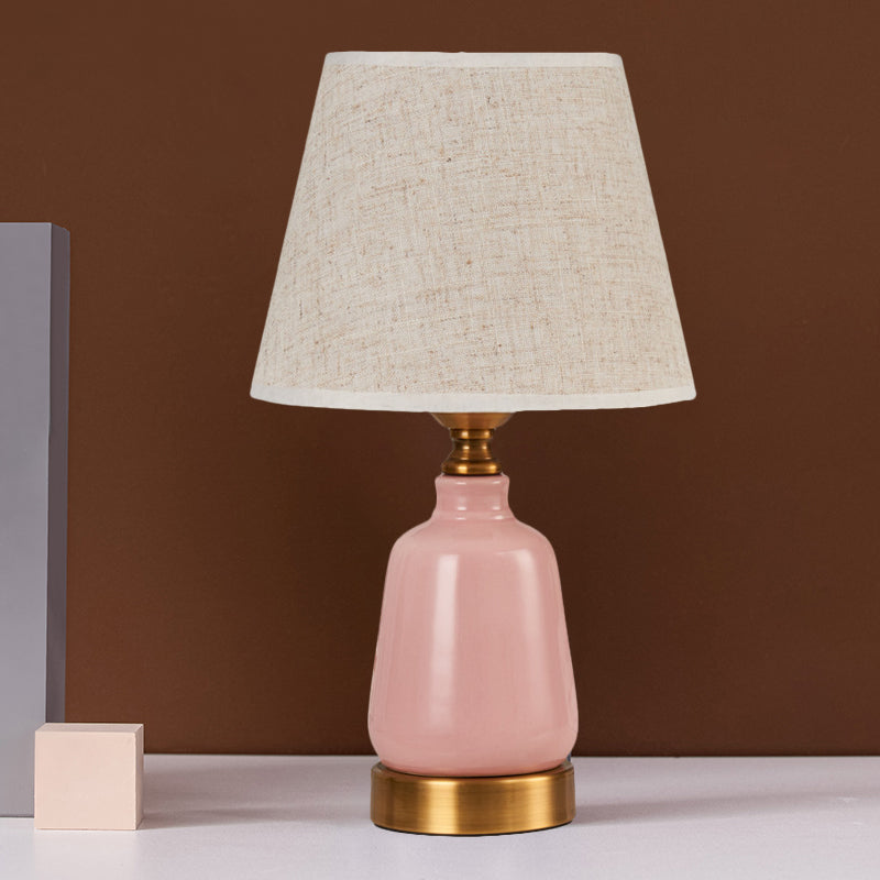 Avelena | 1 Kopf Schlafzimmer Nachttischlampe Einfacher Stil Rosa Schreibtischlampe mit Kegelförmigem Faltenstoff/Stoffschirm