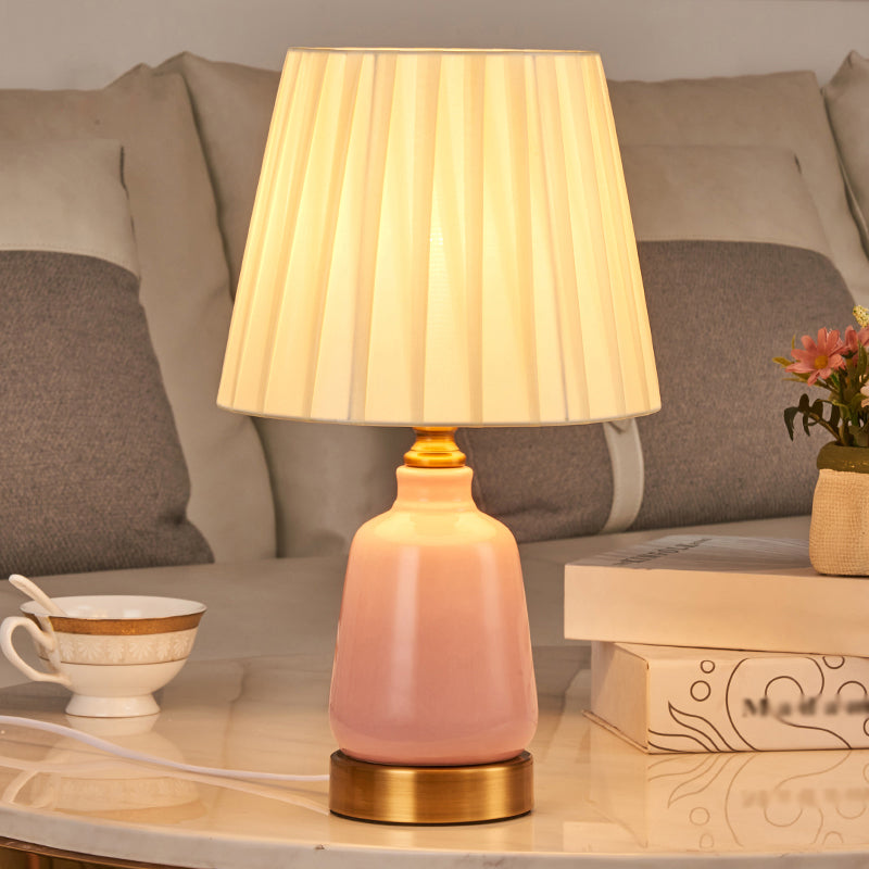 Avelena | 1 Kopf Schlafzimmer Nachttischlampe Einfacher Stil Rosa Schreibtischlampe mit Kegelförmigem Faltenstoff/Stoffschirm