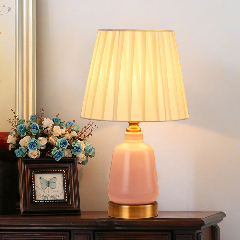 Avelena | 1 Kopf Schlafzimmer Nachttischlampe Einfacher Stil Rosa Schreibtischlampe mit Kegelförmigem Faltenstoff/Stoffschirm