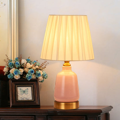 Avelena | 1 Kopf Schlafzimmer Nachttischlampe Einfacher Stil Rosa Schreibtischlampe mit Kegelförmigem Faltenstoff/Stoffschirm