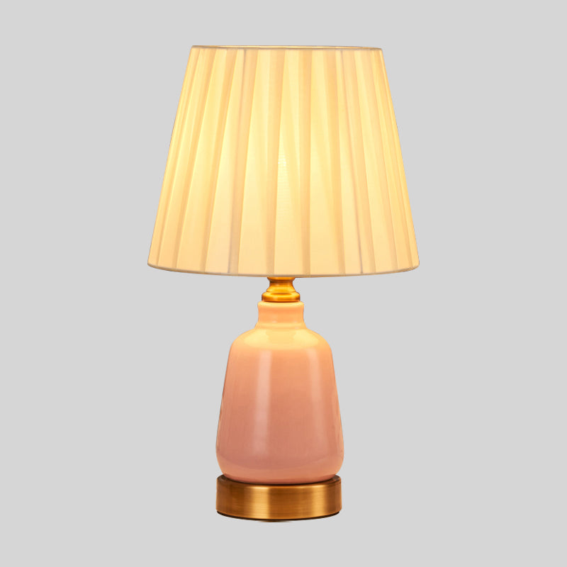 Avelena | 1 Kopf Schlafzimmer Nachttischlampe Einfacher Stil Rosa Schreibtischlampe mit Kegelförmigem Faltenstoff/Stoffschirm