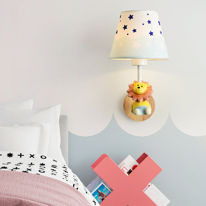 Avelena | Zeitgenössische Wandleuchte mit Konischer Shade Einzelne Licht Holz Wandlampe mit Tier für Teenager