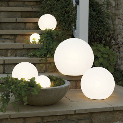 Avelena | Wetterfestes Kugelförmiges LED Gartenlicht mit 16 Farben und Fernbedienung - Perfekt für Garten, Veranda & Party