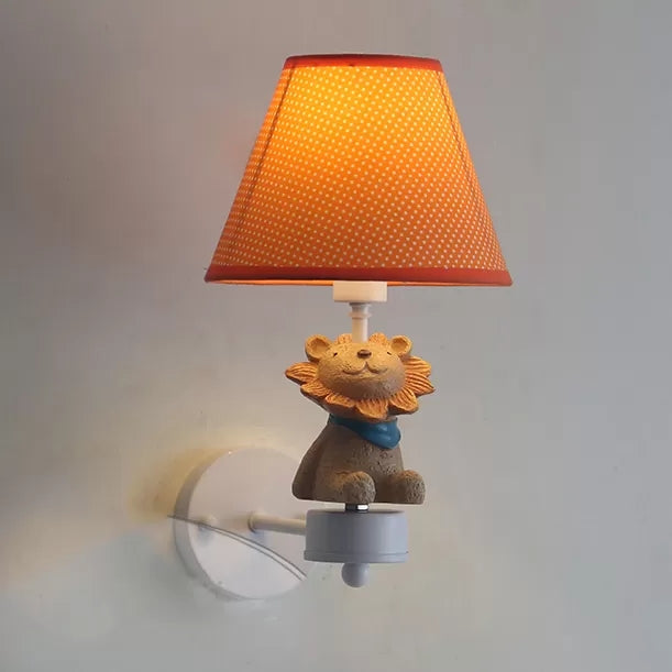 Avelena | Schöne Tier Wandleuchte mit Konischem Schirm Holz 1 Kopf Wandlicht für Flur Eingang