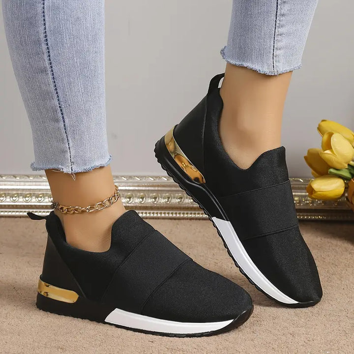 Lässige bequeme Slip-On-Sneaker mit einer einfachen Plateausohle