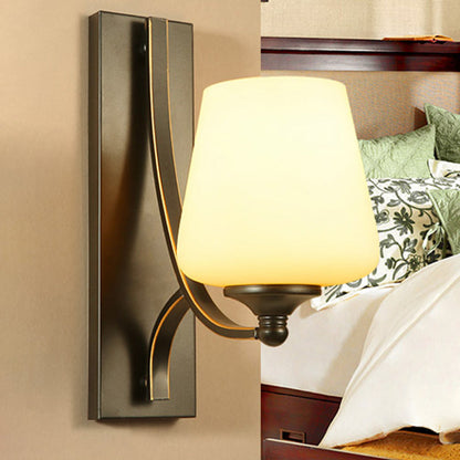 Avelena | Traditionelle Schmalwandlampe 1 Glühbirne Mattweiß Glas Wand Sconce Lampe In Schwarz für Schlafzimmer