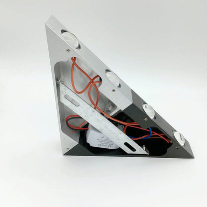 Avelena | TriLumina Prisma LED Wandleuchte | Kreatives Pyramidendesign | Aluminium & Acryl | Farbige Lichtoptionen