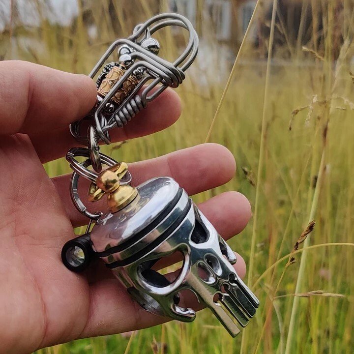 Avelena | Piston Kunst Totenkopf Schlüsselanhänger [Anhänger/Taschenlampe/Flaschenöffner]