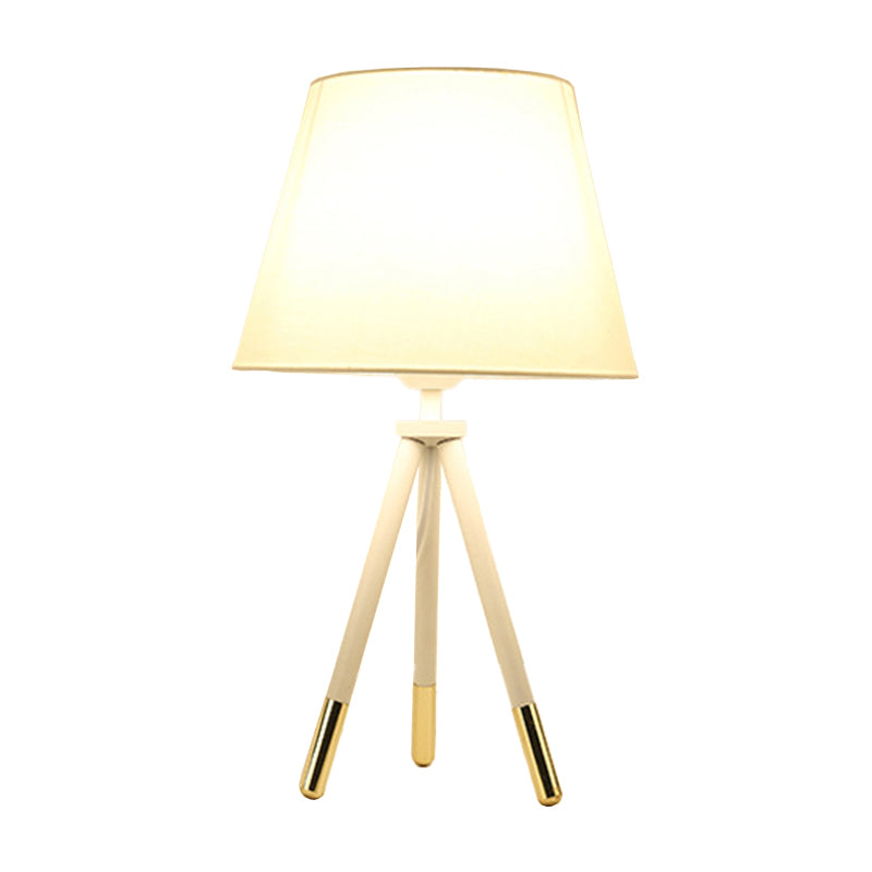 Avelena | Empire Shade Tripod Nachtlampe Nordischer Stil Stoff Einfach Schwarz/Weiß Tisch Stativ Licht