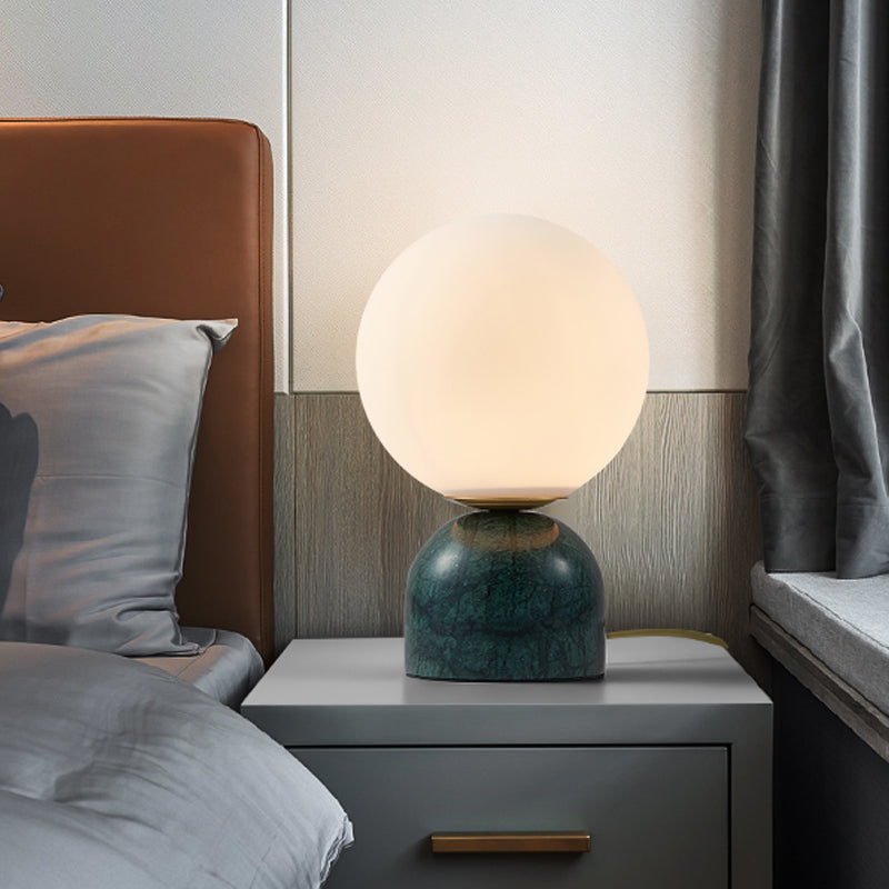 Avelena | Einfache Ball Nachttischlampe Milchglas 1 Kopf Schlafzimmerlampe mit Schwarz/Weiß/Grün Marmorfuß