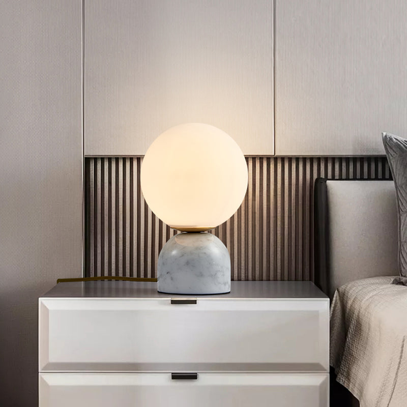Avelena | Einfache Ball Nachttischlampe Milchglas 1 Kopf Schlafzimmerlampe mit Schwarz/Weiß/Grün Marmorfuß