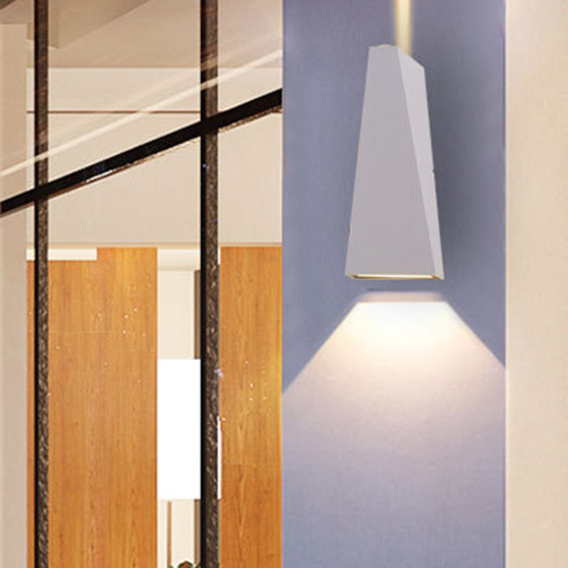 Avelena | Nordic Led Deckenwandleuchte Schwarz/Weiß Dreieckige Led Wandleuchte mit Metallschirm für Balkon, Warm/Weiß Licht