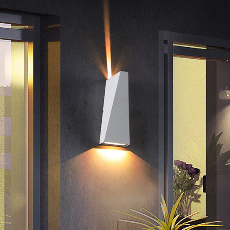 Avelena | Nordic Led Deckenwandleuchte Schwarz/Weiß Dreieckige Led Wandleuchte mit Metallschirm für Balkon, Warm/Weiß Licht