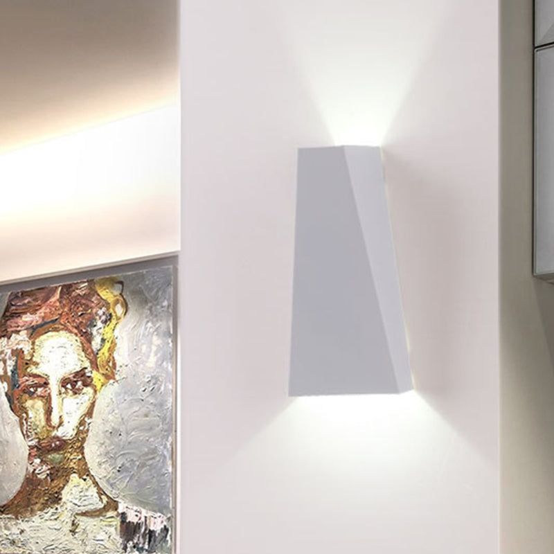 Avelena | Nordic Led Deckenwandleuchte Schwarz/Weiß Dreieckige Led Wandleuchte mit Metallschirm für Balkon, Warm/Weiß Licht