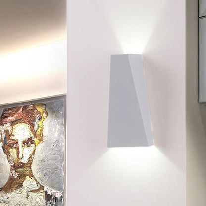 Avelena | Nordic Led Deckenwandleuchte Schwarz/Weiß Dreieckige Led Wandleuchte mit Metallschirm für Balkon, Warm/Weiß Licht