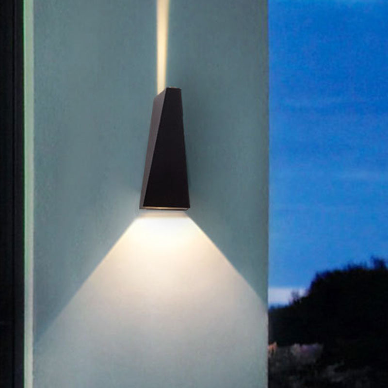 Avelena | Nordic Led Deckenwandleuchte Schwarz/Weiß Dreieckige Led Wandleuchte mit Metallschirm für Balkon, Warm/Weiß Licht